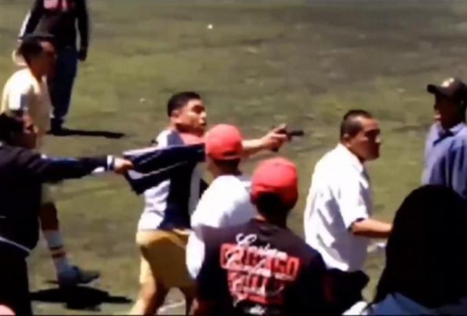 Σοκ στο Μεξικό: Άνδρας έβγαλε όπλο σε αγώνα ερασιτεχνικού πρωταθλήματος! (ΒΙΝΤΕΟ)